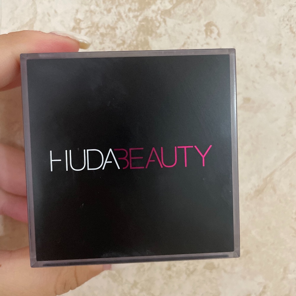 New Huda Beauty Setting Powder